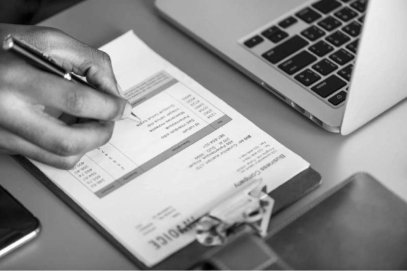 Documentos de uma operação internacional ao lado de um computador